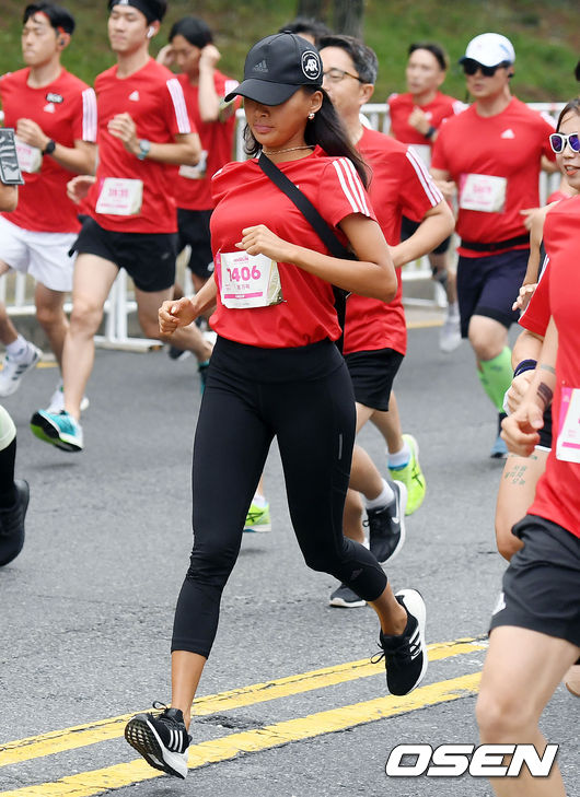 As the global leading sports brand Adidas exercised in Seoula on the 16th, it held the 2018 Adidas MBC + Myron Seoul Marathon.The Myron Seoul Marathon was a 10km course from Yeouido Park to Sangam World Cup Park Peace Plaza, attended by about 15,000 runners.In particular, Model Moon GABEE, singer Sean, and commentator Yang Jun-hyuk attended the contest and cheered on the strong running of the participants.Meanwhile, Adidas Myron Seoul was held under the name Myron Seoul since 2015 under the new name of Adidas MBC Han River Marathon, which boasts 13 years of history.It has attracted a great deal of attention from many runners every year by lowering the barriers to entry of the sport called Marathon and decorating it with a young sense so that many people can enjoy it together.Model Moon GABEE is running.