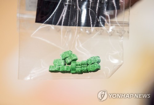 2018년 6월 21일 독일 뮌헨 당국이 압수해 공개한 엑스터시 알약들. [DPA=연합뉴스자료사진]