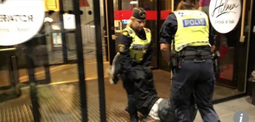 중국인 관광객이 스웨덴 경찰에 의해 호스텔에서 쫓겨나는 모습 홍콩 사우스차이나모닝포스트(SCMP) 캡처