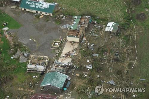 슈퍼태풍에 부서진 마을[AFP=연합뉴스]