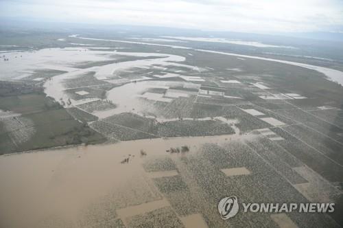 슈퍼 태풍이 뿌린 폭우로 물에 잠긴 필리핀 농경지[AFP=연합뉴스]