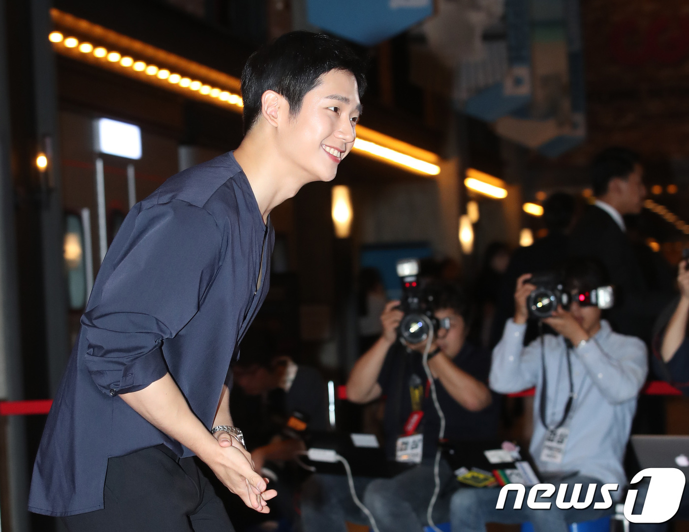 Seoul=) = Actor Jung Hae In attends the VIP premiere of the movie Movie - The Negotation at Seoul Yongsan CGV on the afternoon of the 17th, and is responding to Son Ye-jin.Movie - The Negotiation is a crime entertainment film in which the worst hostage situation ever occurred in Thailand and the crisis Movie - The Negotiation begins the one-day Movie - The Negotiation in order to stop the hostage-taker Min Tae-gu (Hyun Bin) within the time limit.September 17, 2018