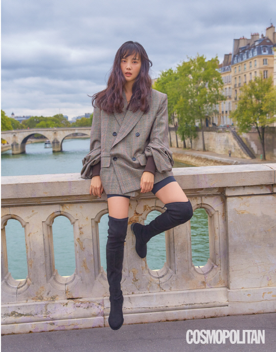Cosmo Politan released the picture of actor Yoon Seung-ah through October issue.This picture, which was held in Paris, France, shows the daily life of a free traveler walking and walking the streets of Paris city.It is a classic item that does not get fashionable such as jackets, boots, mini bags and glasses. It is known as an entertainer who wears well in usual clothes.Yoon Seung-ah, who recently received a great love as a lovely MC in Women Plus 2, said he plans to sell a little more to the abandoned dog Donation project, which has always shown great interest.Ive had a lot of Taiwan Taiyuan International Airport while growing Pet, and I want to give back the warm feelings I felt.We must continue to care and help those who are alienated, whether they are people or animals, and the weak. The abandoned dog Donation Market, which is planned by Yoon Seung-ah, is held under the name Avocado Market.The goal is to open more sellers of various brands so that more Donation money can be collected.Detailed pictures and interviews of Yoon Seung-ah can be found in the October issue of Cosmo Politan and the official SNS and website of Cosmo Politan.
