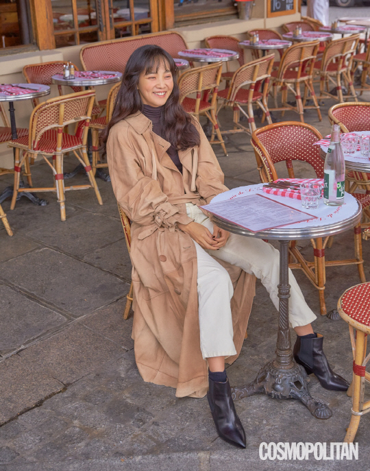 Cosmo Politan released the picture of actor Yoon Seung-ah through October issue.This picture, which was held in Paris, France, shows the daily life of a free traveler walking and walking the streets of Paris city.It is a classic item that does not get fashionable such as jackets, boots, mini bags and glasses. It is known as an entertainer who wears well in usual clothes.Yoon Seung-ah, who recently received a great love as a lovely MC in Women Plus 2, said he plans to sell a little more to the abandoned dog Donation project, which has always shown great interest.Ive had a lot of Taiwan Taiyuan International Airport while growing Pet, and I want to give back the warm feelings I felt.We must continue to care and help those who are alienated, whether they are people or animals, and the weak. The abandoned dog Donation Market, which is planned by Yoon Seung-ah, is held under the name Avocado Market.The goal is to open more sellers of various brands so that more Donation money can be collected.Detailed pictures and interviews of Yoon Seung-ah can be found in the October issue of Cosmo Politan and the official SNS and website of Cosmo Politan.