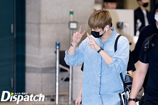 The group Wanna One arrived at Incheon International Airport on the afternoon of the 17th after finishing the schedule of attending the Music Bank in Berlin performance in Berlin, Germany.Warner One Kang Daniel entered the country with a smile on the day, and showed off his extraordinary fan service by taking a charming gesture toward fans gathered at the airport.What if the fans call?Ai, bridge, grass, grass, goodness.As if indifferent, chic.