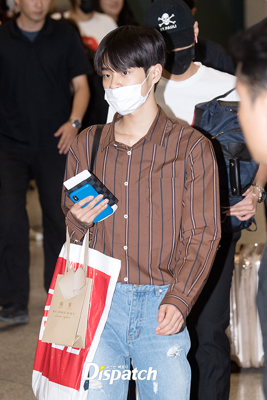 The group Wanna One arrived at the Incheon International Airport on the afternoon of the 17th after finishing the schedule of attending the Music Bank in Berlin performance in Berlin, Germany.Wanna One drew attention with its unique fashion on the day, covering its face with a mask, but its extraordinary visuals were outstanding.The Sculptured Man (Yong Sung-woo)Cute Eyes (Park Ji-hoon)Looking at the Eye, Handsome (Hwang Min-hyun)Blonde Package (Park Woo-jin)Fashion Sense of Taste Sniper (Lee Dae-Hwi)