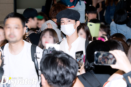 Park Bo-gum arrived at Incheon International Airport on the afternoon of the 17th after finishing his schedule to attend the Music Bank in Berlin performance in Berlin, Germany.Park Bo-gum entered the entrance hall in dandy fashion on the day, and his unique Fan service was outstanding, such as greeting a lot of fans gathered at the airport.Airport paralyzed.The Fan Service of the Great Age.Dissolve in the snow.I dont have time to step on my feet.