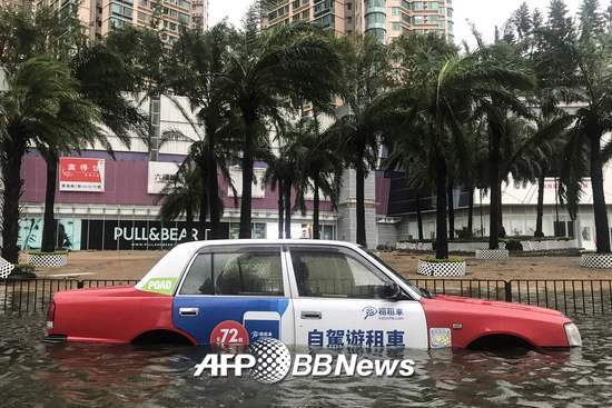 16일 홍콩의 한 택시가 태풍 망쿳이 뿌린 폭우로 인해 물에 잠겨 있다. /AFPBBNews=뉴스1