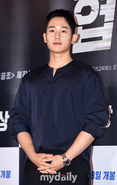 Actor Jung Hae In poses at the VIP premiere of the movie Movie - The Negotiation at CGV Yongsan Ipark Mall in Ichon-dong, Yongsan-gu, Seoul on the afternoon of the 17th.
