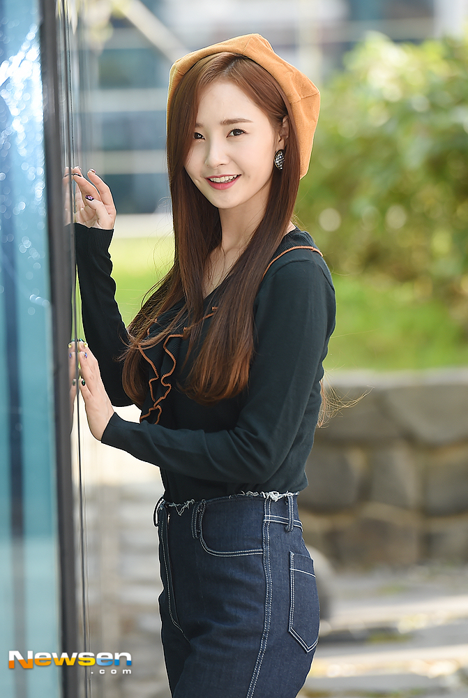 A round interview commemorating the release of Unity (Uijin, Yevin, Ansia, Yunjo, Lee Hyunjoo, Yang Jiwon, Woohee, Jien, Lee Su-ji) Goodbye album Start to Know the End was held on September 13 in Blue Square, Yongsan District, Seoul.Unity Woohee poses ahead of the interview.You Yong-ju