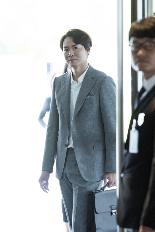 MBC My Love Healing Yeon Jung-hoon showed his first appearance as top model and delightful Dolsing chaebol man Choi Jin-yu.MBC weekend drama My Love Healing (playplaywright Won Young-ok / directed by Kim Sung-yong / produced Green Snake Media & Kim Jong-hak Productions), which will be broadcast on October 14th, is a drama that depicts the cheerful and cheerful struggle of a national-class super Wonder Woman who has never wanted to be a good daughter, daughter-in-law and wife, but who has been sacrificed by his family members.Above all, Yeon Jung-hoon has a sadness and a failure to marry his family as a child, but the pain is deeply in his heart and he is a strong son for his family. He plays Choi Jin-yu, who is trying to live brighter and stronger as a wonderful father for his daughter.Top Model, a lush, delightful perfection, but one day an unimaginable event will draw a complicated subtle aspect of a man who will spend time in conflict as a nightmare approaches.Yeon Jung-hoons morning company Way to work, which gives a warm heart just by walking, is open to the public.In the drama, Choi Jin-yu was caught in a casual suit fashion and a moment before entering the company lobby with a light smile.In particular, Choi Jin-yu is wearing a shirt top button in a neat suit suit, revealing a cool side.Choi Jin-yu, who moves a light step with a distinctive cheerful dimples smile, is raising expectations for the future development.Yeon Jung-hoons Way to work Site was held on August 25 at the global campus in Goyang, Gyeonggi Province.On the day before the heat wave and the first day of the My Love Healing, Yeon Jung-hoon continued to shoot repeatedly for the Way to work shooting from the lobby door to the elevator, forgetting the heat.I made a first film with a professional aspect that I did not lose a smile even though I rehearsed to find the best movement.Yeon Jung-hoon, who finished his first film, said, I am excited and happy to greet the viewers with My Love Healing.I would like to ask for your love and interest because we are all shooting our best. Yeon Jung-hoons broad acting skills and Choi Jin-yus perfect and personality-filled personality are creating the best synergy, the production team said. Please look forward to how Yeon Jung-hoon, who returned to the patented milk man, will make Choi Jin-yu more attractive and stand out.kim myeong-mi