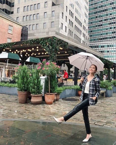 Jessica also looked bright on the wrong choice of shoes.Singer Jessica wrote on her Instagram account on September 16, Singing in the rain. Clearly picked the worst shoes for a rain day.But # whoatever and posted a picture.Jessica in the photo is smiling brightly while wearing a raining umbrella on New York Streetside in the United States, and even those who see bright smiles in bad weather are happy.park ah-reum