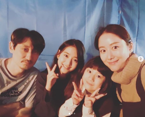 Jeon Hye-bin reveals recent status in filmingJeon Hye-bin released Selfie, pictured during filming of the film The Powerful Mr Lee (director Lee Gye-byeok) on September 17 through his Instagram.Jeon Hye-bin expressed his affection for the writing child actors, Our cute little ones, Um Chae-young, Ryu Han-bi, our pretty ones written with the photo.The production company Yong Film Im Seung-yong is also seen.pear hyo-ju