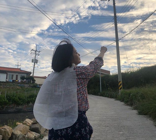 Photos of Jeon So-mins drama shooting scene were released.Actor Jeon So-min posted an article and a photo on his instagram on September 17th, Hyric ~.In the photo, Jeon So-min is walking on the road in a Rural town, and the daily life of Jeon So-min, who is as clear as SBS Sunday is good - Running Man, smiles.kim ye-eun