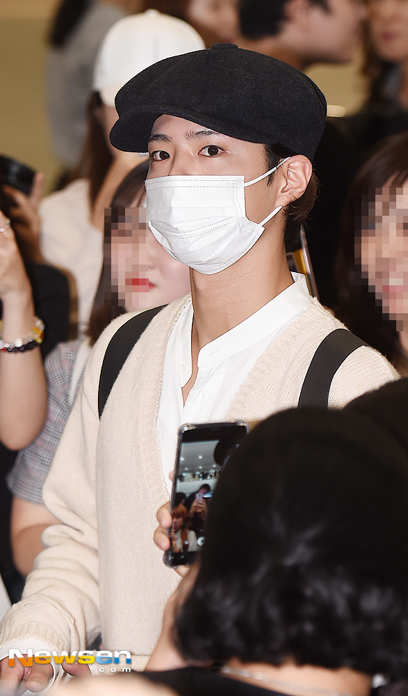 Park Bo-gum finished the 13th world tour schedule of KBS 2TV Music Bank and Entrance through Incheon International Airport on the afternoon of September 17th.Park Bo-gum is leaving the Entrance Golden Gate Bridge on the day.You Yong-ju