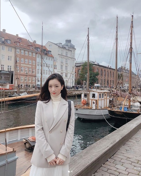 Apink Yoon Bomi, Kingdom of Denmark show off her innocent beauty glazing on right-hand skin Group Apink member Yoon Bomi has released a picture of the Kingdom of Denmark trip.On September 17, Yoon Bomi posted a picture on his instagram with an article entitled Hello Kingdom of Denmark.The picture shows Yoon Bomi, which adds a pure charm with a white pleats skirt. The transparent Yoon Bomis right skin attracts attention without any blemi.Yoon Bomi is staring at the camera with both hands together.The fans who responded to the photos responded such as It is really beautiful, It is clean and the atmosphere is so beautiful and Kingdom of Denmark is so beautiful.delay stock