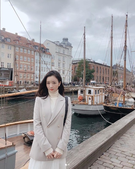 Group Apink member Yoon Bomi has released a picture of the Kingdom of Denmark trip.On September 17, Yoon Bomi posted a picture on his instagram with an article entitled Hello Kingdom of Denmark.The picture shows Yoon Bomi, which adds a pure charm with a white pleats skirt. The transparent Yoon Bomis right skin attracts attention without any blemi.Yoon Bomi is staring at the camera with both hands together.The fans who responded to the photos responded such as It is really beautiful, It is clean and the atmosphere is so beautiful and Kingdom of Denmark is so beautiful.delay stock