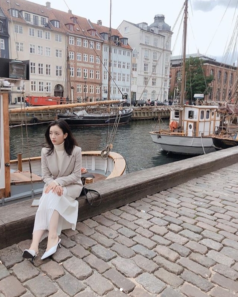Group Apink member Yoon Bomi has released a picture of the Kingdom of Denmark trip.On September 17, Yoon Bomi posted a picture on his instagram with an article entitled Hello Kingdom of Denmark.The picture shows Yoon Bomi, which adds a pure charm with a white pleats skirt. The transparent Yoon Bomis right skin attracts attention without any blemi.Yoon Bomi is staring at the camera with both hands together.The fans who responded to the photos responded such as It is really beautiful, It is clean and the atmosphere is so beautiful and Kingdom of Denmark is so beautiful.delay stock