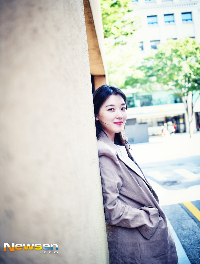 On the afternoon of September 17, Jo Woo-ri, who starred in JTBC gold and earth drama My ID is Gangnam District Beauty, is interviewing at Nonhyun-dong Studio in Gangnam District, Seoul.It is an unpredictable inner growth drama that finds real beauty as she has been teased with ugly since childhood and the future, a woman who knew she would get a new life with Cosmetic Surgery, undergoes a campus life that is different from what she had dreamed after college Admission.Lee Jae-ha