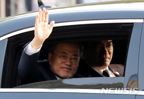 【서울=뉴시스】고범준 기자 = 2018 남북정상회담일인 27일 오전 문재인 대통령이 서울 청와대를 나와 판문점으로 향하고 있다. 이날 남북정상회담은 오전 9시 30분 판문점 공동경비구역 남측 '평화의 집'에서 시작된다. 2018.04.27. bjko@newsis.com