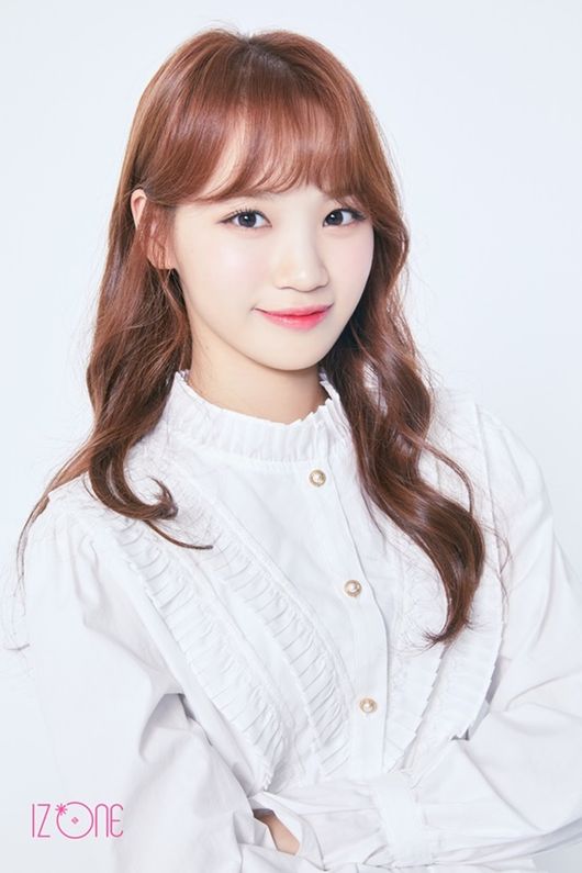 ProDeuce 48 girl group IZ*ONE (IZ*ONE) will release the official profile image of the members in earnest.IZ*ONE posted a personal official profile photo of three members of Kim Chae-won, Kim Min-joo and Lee Chae-yeon through the official SNS channel at 0:00 on the 17th.In the profile image, there are three members who are smiling brightly while wearing jeans on a white color top and looking at the camera.Kim Chae-won, who is laughing with his arms folded and boasts a cute appearance, and Kim Min-joo, who sits in a chair in a somewhat different posture and shows off his innocent visuals, and Lee Chae-yeon, who emits a slim body and a cool smile like Model, are attracting attention with various charms.IZ*ONE, which opened the official profile photos of Kim Chae-won, Kim Min-joo and Lee Chae-yeon, will also show the profile images of other members who have not yet been released.IZ*ONE is a project group unearthed through the cable channel Mnet survival program ProDeuce 48. It is a project group unearthed through Jang Won Young, Miyawaki Sakura, Cho Yuri, Choi Yena, An Yoo Jin, Yabuki Nako, Kwon Eun-bi, Kang Hye-won, Honda Hitomi, Kim Chae Won, Kim Min-joo, Lee Cha It is made up of e-yeon.IZ*ONE, which has recently launched an official SNS channel in earnest, has recently launched two V-lives and has proved its hot topic of hot new newcomers, including exceeding 10 million hearts in 15 minutes after the broadcast.IZ*ONE is planning to accelerate preparations for its debut next month.IZ*ONE Official SNS