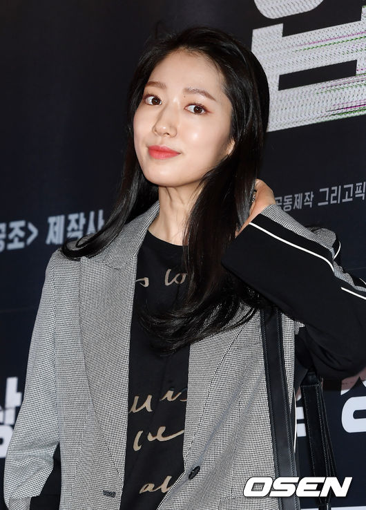 Park Shin-hye is attending the red carpet Event of the VIP premiere of the movie Negotiation held at CGV Yongsan in Han River, Seoul on the afternoon of the 17th.