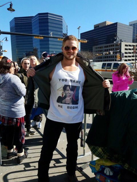 방탄소년단 콘서트를 보러 온 한 외국인 팬이 점퍼 안에 입은 정국 얼굴이 담긴 티셔츠를 펼쳐 보이고 있다.