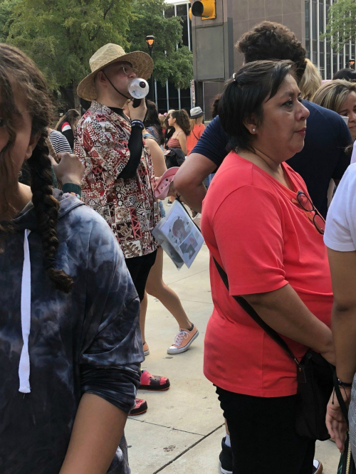 텍사스주 포트워스 콘서트 현장에서 ‘하와이 꼬질이’라는 정국의 별명에 걸맞는 의상을 한 남성팬이 포착됐다.