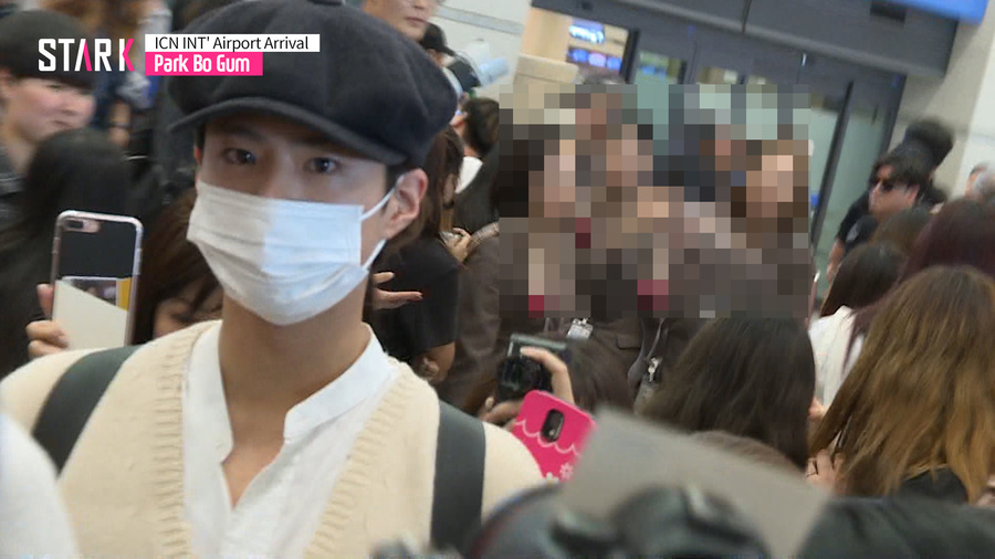 On the afternoon of the 17th, Park Bo-gum returned home through Incheon International Airport.return home to inchon international airport