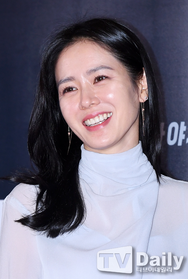 <p>The film Negotiation (director Lee Jong-suk and production JK film) VIP preview was held at Seonglong Yongsan CGV on the afternoon of the 17th.</p><p>Actor Son Ye-jin attended the Negotiation VIP preview screen this day.</p><p>Negotiation is the worst hostage drama ever in Thailand with the worst happening, the crisis Negotiation ceased to stop the hostage crime minceg (Hyun Bin) within the time limit Hachaeyun (Son Ye-jin) begins Negotiation once in a lifetime incorporation It will be released on the 19th coming in the movie.</p><p>Movie Negotiation VIP preview</p>