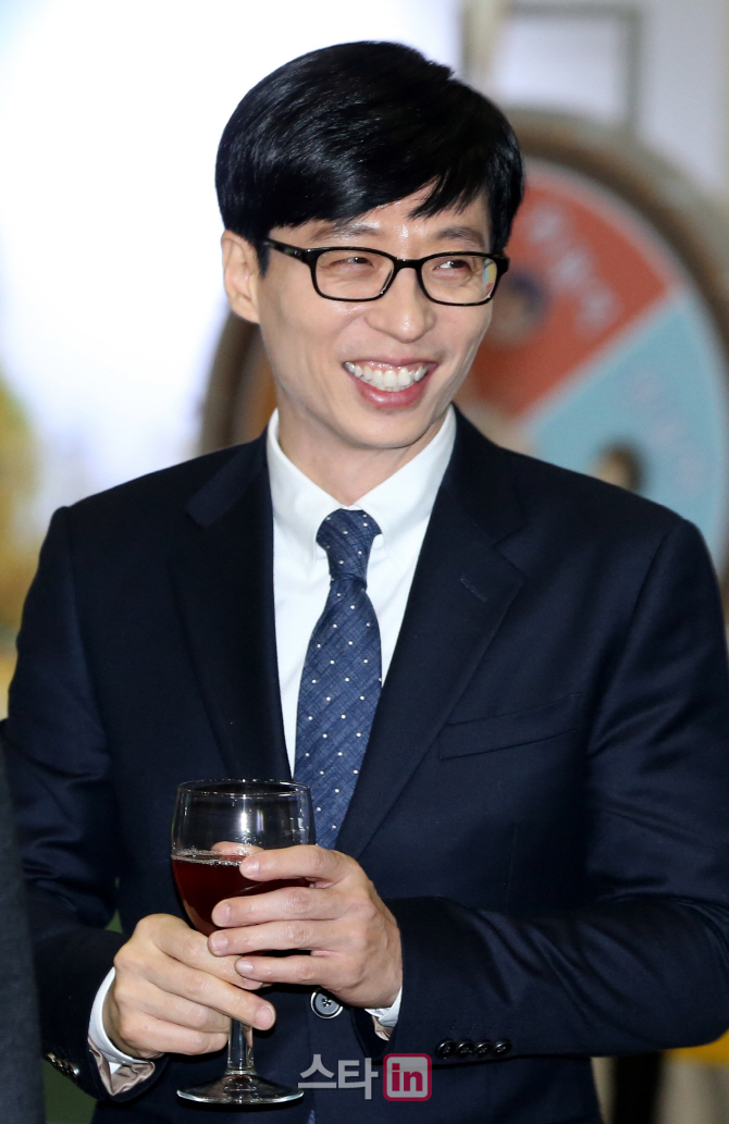 According to a broadcasting official on the 18th, Yoo Jae-Suk will launch the SBS Pilot Entertainment Program in November with Jung Chul-min PD. The title and specific format are not yet known, but they have caught the strand with outdoor variety.The production team will soon finish the addition of additional members to meet with Yoo Jae-Suk and will start shooting next month.In particular, the reunion with Jung Chul-min PD, who has been linked to SBSs Running Man, is a factor that adds to expectations.It is the back door that the trust in Jung Chul-min PD led to the decision to appear.Yoo Jae-Suk has released two new entertainment shows this year since the end of MBCs Infinite Challenge in March.Netflixs Youre the Who Whos Who Whos Who (2018) and TVNs You Quiz on the Block (2018), both of which were first introduced on each platform or channel.This SBS Pilot entertainment is a new terrestrial entertainment that will appear in three years after SBS Dongsangmong - Its OK (Dongsangmong 1, 2015).It can be interpreted as a change of Yoo Jae-Suk, who was National MC but not Major MC.