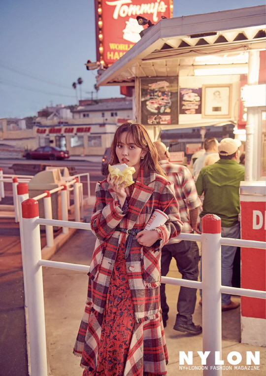 Los Angeles, where the cold wind was blowing, was the perfect place to capture the mature image of Kim So-hyun, who turned 20 this year, in the picture.The classic check coat and dress match the feminine look as well as sporty padding and Snickers to match the street look to the various visuals of the girl and the woman completed the beautiful picture.The staff also spit out the exclamation in the appearance of Kim So-hyun, who added a mature image to a pure and simple charm.