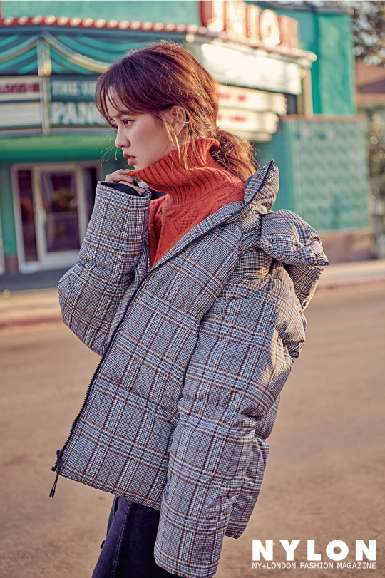 Los Angeles, where the cold wind was blowing, was the perfect place to capture the mature image of Kim So-hyun, who turned 20 this year, in the picture.The classic check coat and dress match the feminine look as well as sporty padding and Snickers to match the street look to the various visuals of the girl and the woman completed the beautiful picture.The staff also spit out the exclamation in the appearance of Kim So-hyun, who added a mature image to a pure and simple charm.