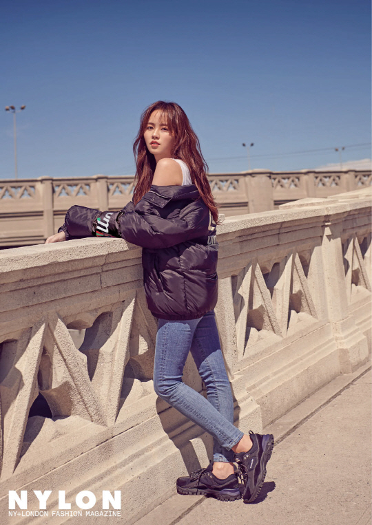 Los Angeles, where the cold wind was blowing, was the perfect place to capture the mature image of Kim So-hyun, who turned 20 this year, in the picture.The classic check coat and dress match the feminine look as well as sporty padding and Snickers to match the street look to the various visuals of the girl and the woman completed the beautiful picture.The staff also spit out the exclamation in the appearance of Kim So-hyun, who added a mature image to a pure and simple charm.