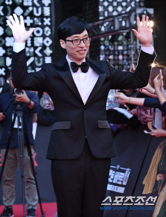 The comedian Yoo Jae-Suk will make a new Pilot entertainment program with Jung Chul-min PD from SBS Running Man.Outside of the big framework of outdoor Variety, public expectations are already rising in the news of the new entertainment, which is the development stage of YG Entertainment.After the broadcast on July 29, Jung Chul-min PD, who got off at Running Man, recently announced that he had a new program YG Entertainment. He asked Yoo Jae-Suk, who has a long relationship with YG Entertainment, to join the new entertainment, and Yoo Jae-Suk also decided to participate.Jung PD is in the development stage with Yoo Jae-Suk to discuss new entertainment formats and share ideas with each other.The SBS entertainment promotion team said in a telephone conversation, The reason why there is no information about the new program is because the program is still in the YG Entertainment stage.In addition to the big theme of Running Man and other outdoor Variety, Jung PD and Yoo Jae-Suk are discussing the details together. Once Jung PD is preparing a new program with Pilot, there are many new entertainment lineups set for SBS this year, and new entertainment of Jung PD and Yoo Jae-Suk will be released by winter.If a specific format is set, it will be announced later. Winter outdoor variety where Running Man sign star Yoo Jae-Suk and sign PD met.It is a one-off program, but the news that the two people have coincided has already raised the expectation of viewers.It is noteworthy whether another popular entertainment will be born after the Running Man.