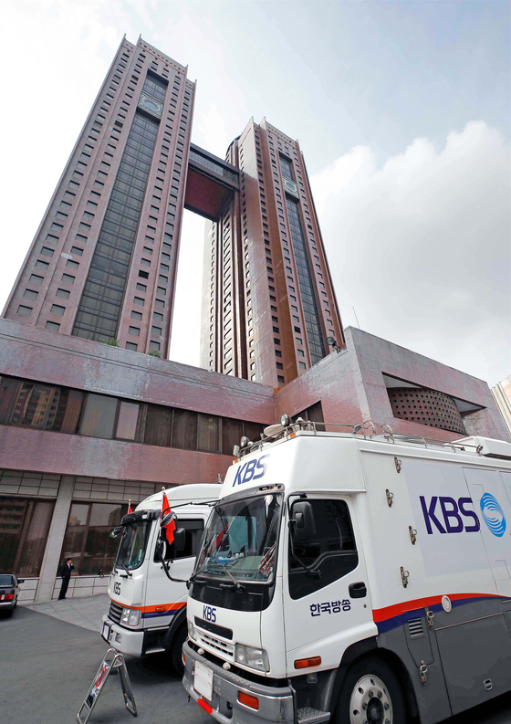 평양 남북정상회담 선발대가 도착한 16일 오후 선발대 숙소인 평양 고려호텔 앞에 생중계를 위한 한국 방송 위성 중계차량이 서 있다. [사진공동취재단]