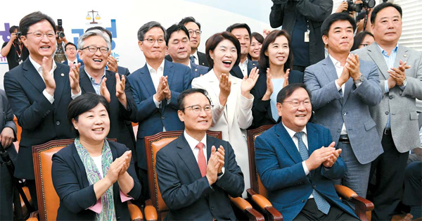 홍영표 원내대표(앞줄 가운데)와 민주당 의원들이 문재인 대통령이 평양 순안공항에 도착하는 모습을 TV로 지켜보며 환호하고 있다. [사진제공 = 연합뉴스]