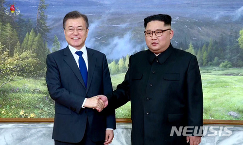 【서울=뉴시스】조선중앙TV는 26일 열린 문재인 대통령과 김정은 국무위원장의 두 번째 정상회담 영상을 27일 공개했다.  사진은 문재인 대통령과 김정은 위원장이 악수하는 모습. 2018.05.27. (사진=조선중앙TV 캡쳐)   photo@newsis.com  <저작권자ⓒ 공감언론 뉴시스통신사. 무단전재-재배포 금지.>