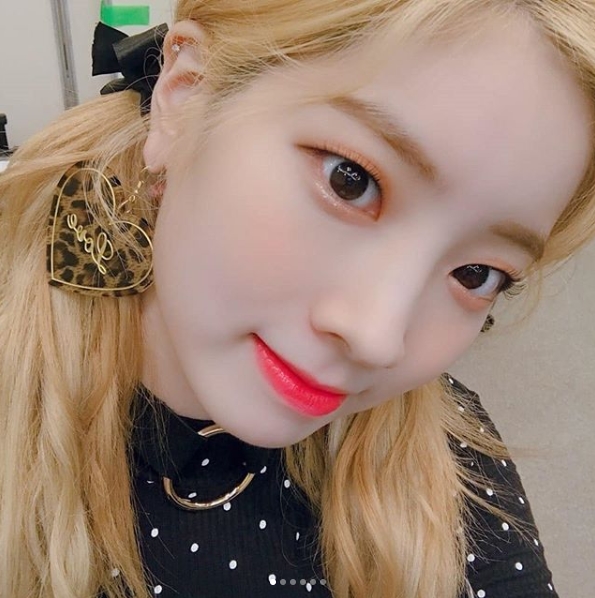 Group TWICE member Dahyun unveiled Selfie in commemoration of TT Music Video 400 million views.Dahyun posted a picture on the official Instagram of TWICE on September 18 with an article entitled TTs 400 million views.Inside the picture was a picture of Dahyun staring at the camera with his head on both sides.Dahyuns Chapsal-tteok-like skin and large, clear-eyed look add fresh charm; Dahyuns playful smile is also attractive.The fans who heard the news responded Congratulations, It is really cute, It was possible because it was also a tweaker! It is really best.delay stock