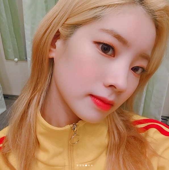 Group TWICE member Dahyun unveiled Selfie in commemoration of TT Music Video 400 million views.Dahyun posted a picture on the official Instagram of TWICE on September 18 with an article entitled TTs 400 million views.Inside the picture was a picture of Dahyun staring at the camera with his head on both sides.Dahyuns Chapsal-tteok-like skin and large, clear-eyed look add fresh charm; Dahyuns playful smile is also attractive.The fans who heard the news responded Congratulations, It is really cute, It was possible because it was also a tweaker! It is really best.delay stock