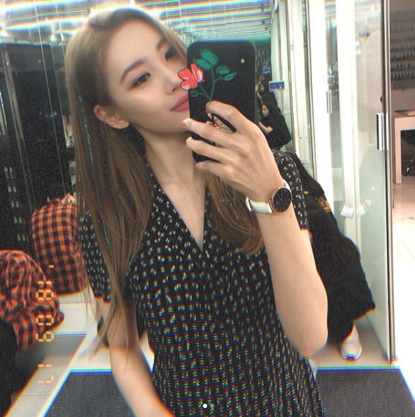 Singer Sunmi showed a healthy smile with a bright smile.Sunmi posted a selfie photo on her Instagram page on September 17 with a muscular forearm emoji.The picture shows Sunmi looking in the mirror, her slender jawline and high nose. Sunmis lovely smile catches her eye.The fans who responded to the photos responded such as Is your body okay?, Sunmi takes care of your health!, Lets get healthier.delay stock