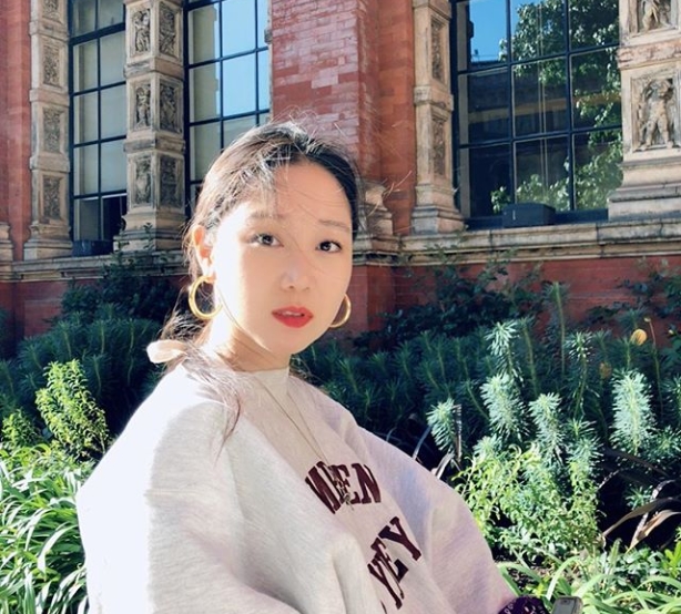 Actor Gong Hyo-jin has revealed his relaxed routine.Gong Hyo-jin posted a picture on his instagram on September 18 with an article entitled The Sunshine is done.Inside the picture was a picture of Gong Hyo-jin wearing a gold ring Earring.Gong Hyo-jins blemishes-free skin and red lip blend in harmoniously to make her beauty stand out.The lovely aura of Gong Hyo-jin, which looks innocent even with scattered hair, attracts Eye-catching.Fans who encountered the photos responded such as My sister is pretty, This is a real Legend and Goddess Kanglim.delay stock