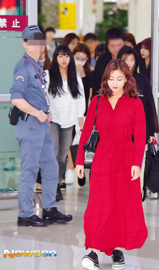 Girl group TWICE entered the airport on September 18th with Gimpo International Airport, which was a Japanese schedule.TWICE is walking out of the arrival hall on the day.jang kyung ho