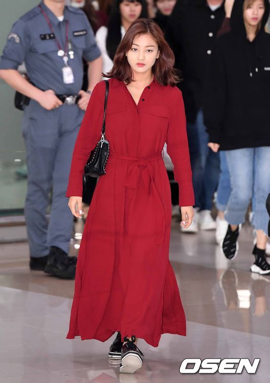 Girl group TWICE returned home through Gimpo International Airport on the afternoon of the 18th after finishing overseas schedule.Girl group TWICE Jihyo leaves the entry hall