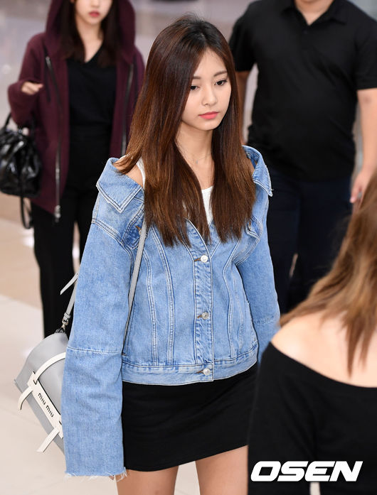 Girl group TWICE returned home through Gimpo International Airport on the afternoon of the 18th after finishing overseas schedule.Girl group TWICE TZUYU leaves the entry hall