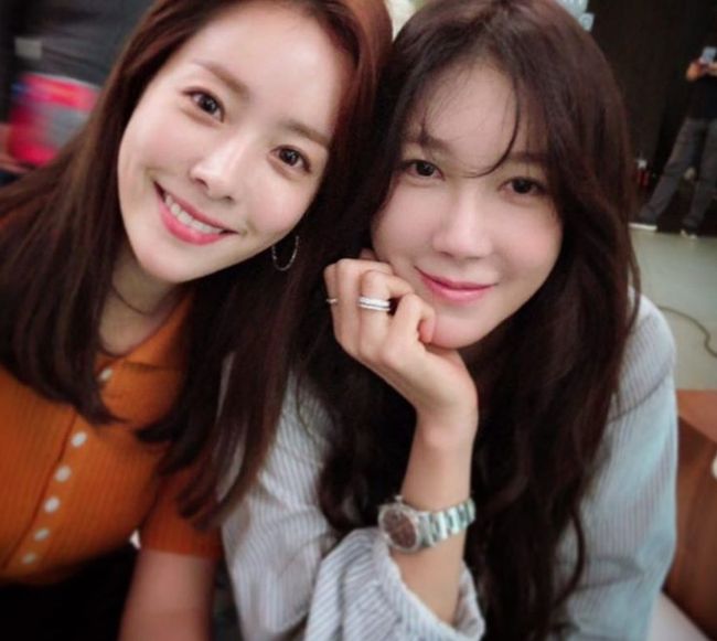 <p>Actors Han Ji-min and Lee Ji-ah showed off special friendship.</p><p>On the 18th, Han Ji-min got a picture taken with Lee Ji-ah on his own instagram, Genuine appeared! Thanks to a valuable step even during a busy enthusiast, man. I cheer you, too! Was posted.</p><p>Han Ji-min and Lee Ji-ah in the released photographs gently touch their heads and see a camera with a smile on their eyes. Han Ji-min added the sentence # Lee Ji-ah # doll beauty # The Ghost Detective # red dress # is supporting and supported Lee Ji-ahs KBS 2 TV Todays Detective .</p><p>Han Ji-min is in the middle of taking a picture of tvN Knowing Wife stuffing the end of broadcast twice. This is what Lee Ji-ah directly caught searching for the shooting site. The two are currently eating the same boiled rice at BH entertainment. [Photo] Han Ji-min Instagram</p><p>Han Ji-min Instagram</p>