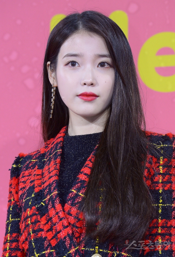 Singer IU will make a comeback Oct.As a result of Dong-A.com coverage, IU will release a new album in October, which is expected to coordinate its schedule starting with the tenth anniversary Concert, although the specific album release date is not yet set.It is also possible to release a new newsletter in early October and make the tenth anniversary Concert more meaningful.IU, which celebrated its 10th anniversary this year, will host the 2018 IU tenth anniversary Tour Concert - This Now in seven cities in Korea and Asia from late October to December.Among them, in November, the Seoul Concert will enter the KSPO DOME (Olympic Park, Seoul Gymnastics Stadium), which is considered to be a large-scale performance hall in Korea, and show the ticket power of the performance queen.