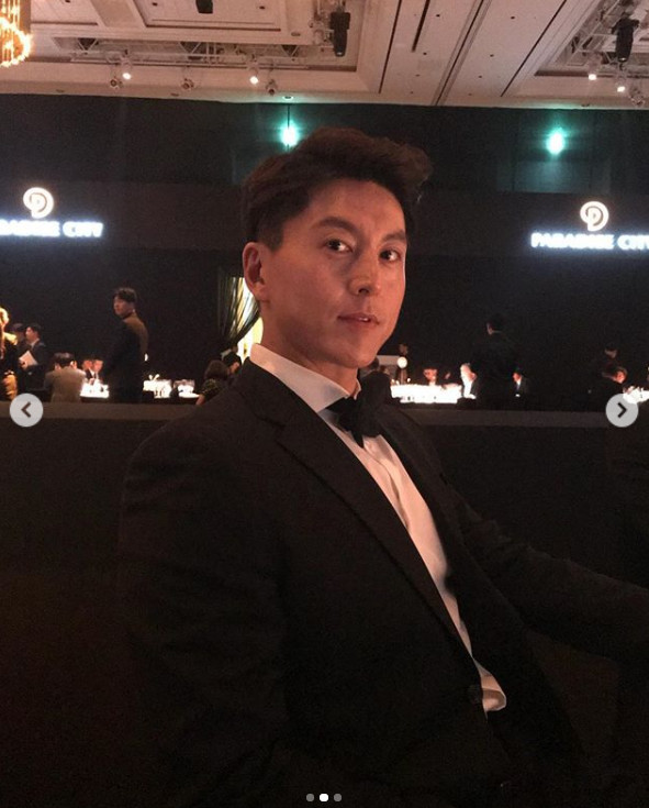 Actor Park Ha-sun has revealed a stunning look of her husband Ryu Soo-young dressed in a suit.Park Ha-sun posted a photo on Instagram on Wednesday with an article entitled A little handsome today. (?) thrilling for a long time.The photo shows Ryu Soo-young dressed in a black suit. Ryu Soo-young looks at Camera with soft and friendly eyes.The warm visual of Ryu Soo-young focuses on Attention.When the photo was released, the netizens said, What do you feel if your husband is cool?!, Handsome husband, I think I will be anxious if I put on nice clothes , I am so sweet in my eyes and I am just envious. Meanwhile, Park Ha-sun married 8-year-old actor Ryu Soo-young in January last year and got a daughter in August of that year.Photo Park Ha-sun SNS