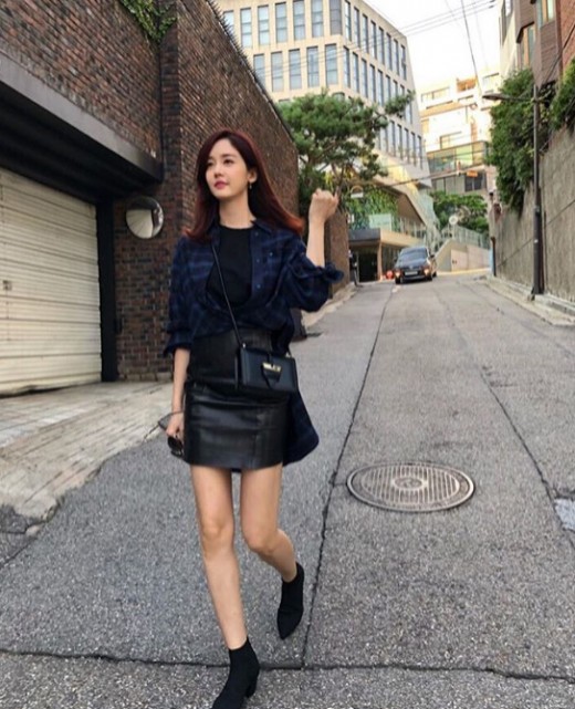 A Way to work by Actor Sung Yu-ri has been captured.Sung Yu-ri posted a picture on his 18th day with an article entitled Gogo on his instagram.Sung Yu-ri in the public photo is attracting attention with fashion that feels autumn feeling.Sung Yu-ri, who matches a navy shirt with a leather skirt and a boutique, admires her flawless skin and unchanging beauty.Meanwhile, Sung Yu-ri is working as an MC for SBS Plus Nightly Renovation! (hereinafter referred to as Nightly Renovation).