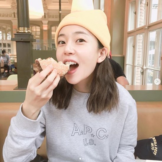 Actor Baek Jin-hee showed off her beauty during a youthful smile.Baek Jin-hee posted two photos on his Instagram on the 18th.In the open photo, Baek Jin-hee is wearing a gray T-shirt and wearing a yellow beanie.Baek Jin-hee is staring at the camera with a youthful smile and eating a hamburger, which adds a simple yet innocent charm to attract Eye-catching.Meanwhile, Baek Jin-hee appeared in the recently released TVN drama Lets do the ceremony 3: Begins.Photo: Baek Jin-hee SNS
